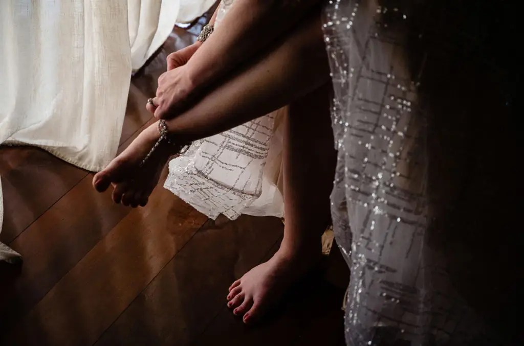 bride gets ready in Bali