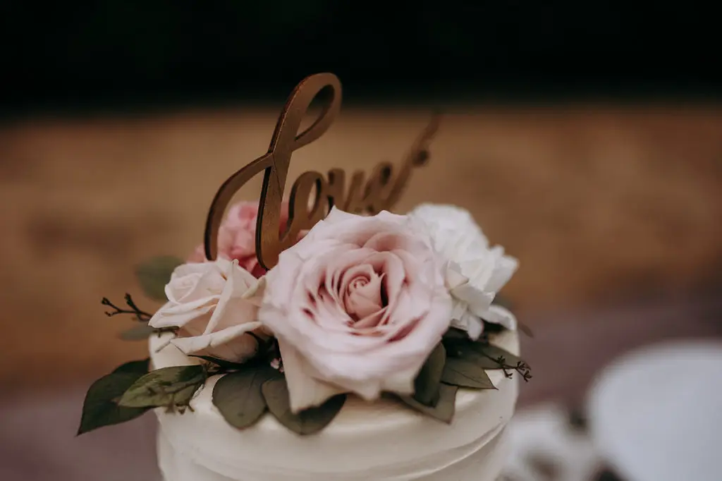 beautiful roses on the wedding cake at Sunshine Coast Wedding Gibsons BC